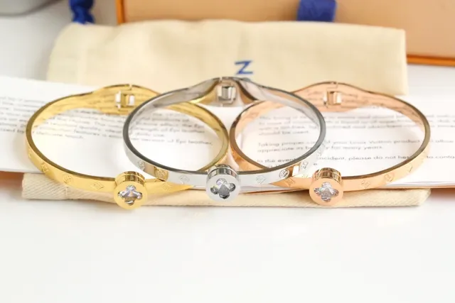Louis Vuitton Monogram World Tour Gold-Tone Crystal Flower bracelete 4