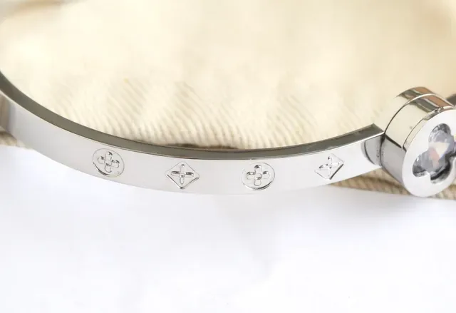 Louis Vuitton Monogram World Tour Gold-Tone Crystal Flower bracelete 5