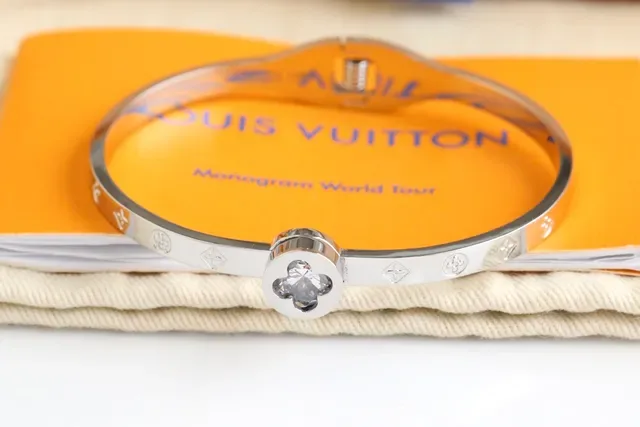 Louis Vuitton Monogram World Tour Gold-Tone Crystal Flower bracelete 6