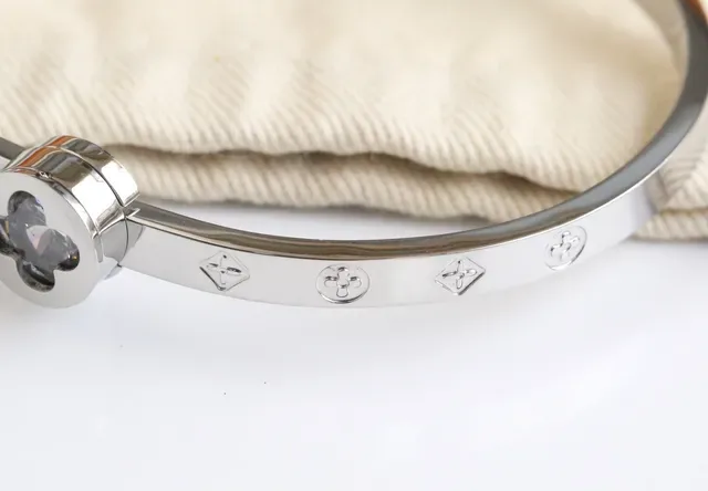 Louis Vuitton Monogram World Tour Gold-Tone Crystal Flower bracelete 7