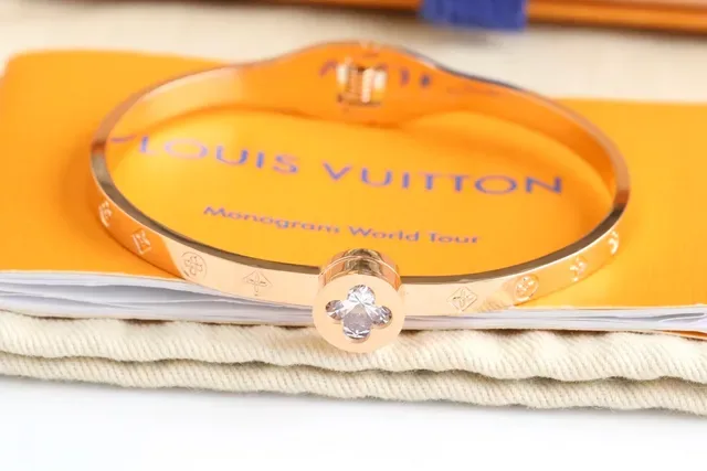 Louis Vuitton Monogram World Tour Gold-Tone Crystal Flower bracelete 8