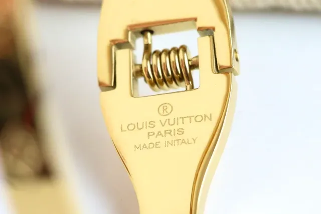 Louis Vuitton Monogram World Tour Gold-Tone Crystal Flower bracelete 9