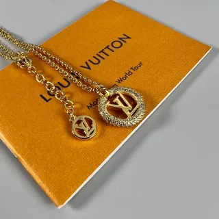 Colar Louis Vuitton Monogram World Tour Dourado Cristal Halo