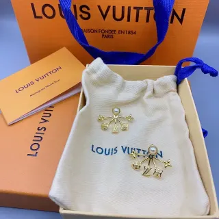 أقراط Louis Vuitton Monogram World Tour لؤلؤ تمثال