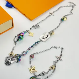 Louis Vuitton Multi-Charm Iridescent Shell e Monogram Colar