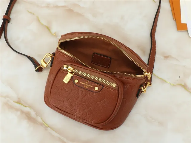 Louis Vuitton Multi Pochette Accessoires Marrom e Dourado Relevado Monograma Couro Hardware Bolsa de Cintura de Moda 2