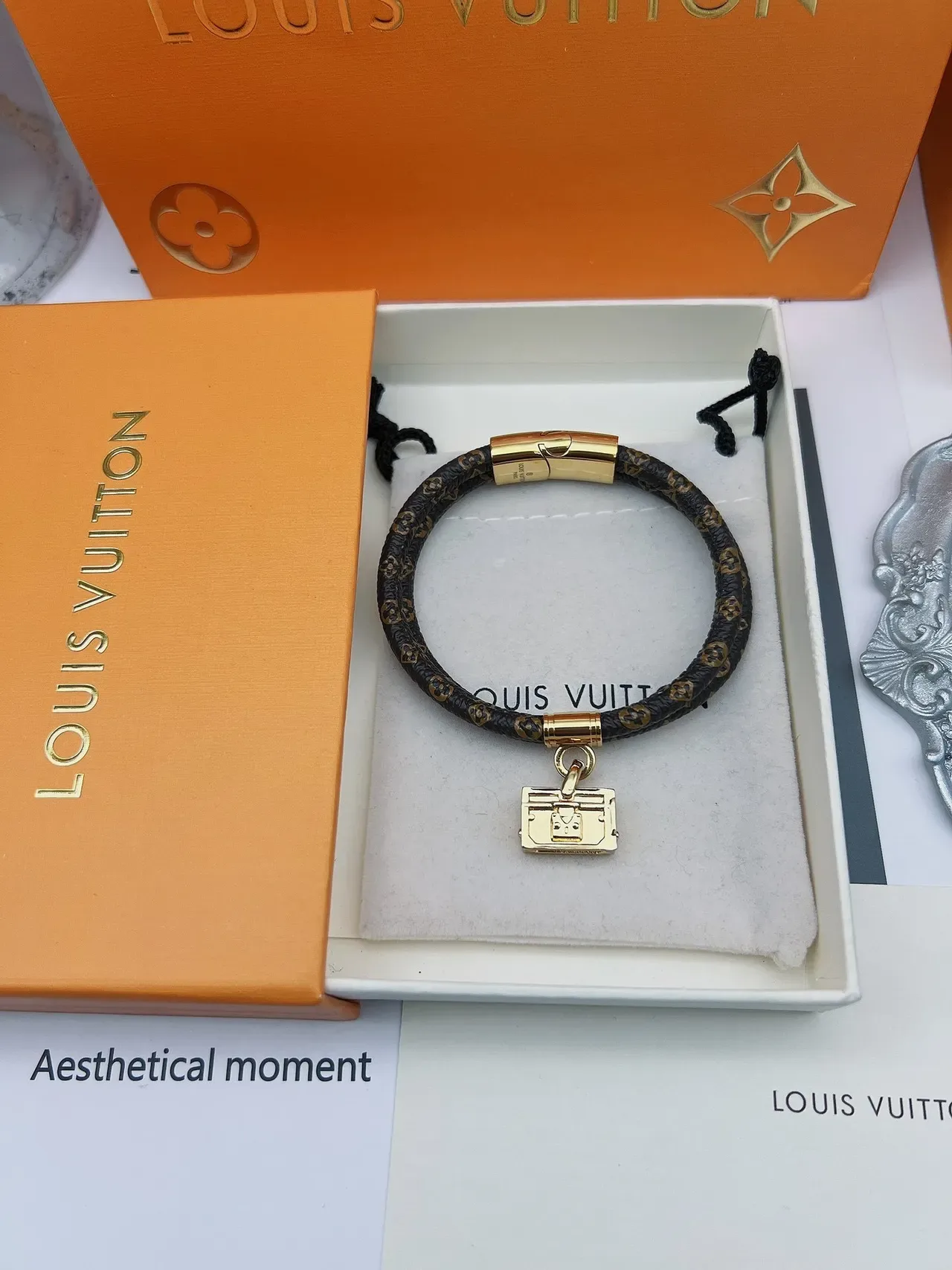 Pulsera Louis Vuitton Petite Malle Marrón Dorado Trenzada Monograma Cuero Hardware 3
