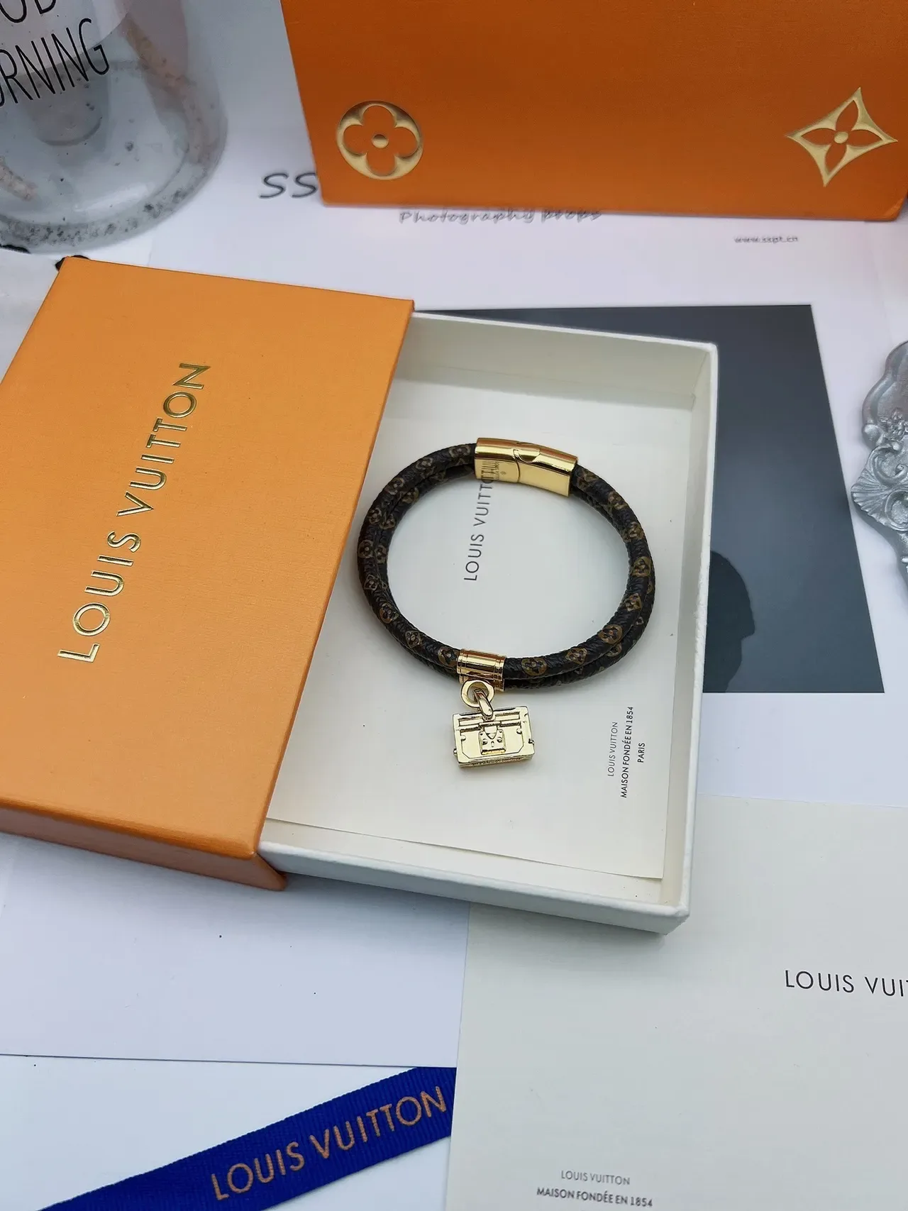Pulsera Louis Vuitton Petite Malle Marrón Dorado Trenzada Monograma Cuero Hardware 5