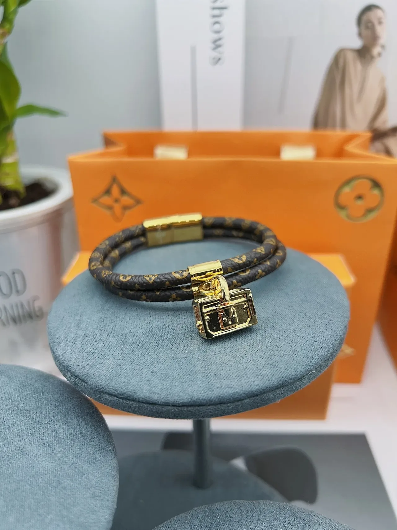 Pulsera Louis Vuitton Petite Malle Marrón Dorado Trenzada Monograma Cuero Hardware 6