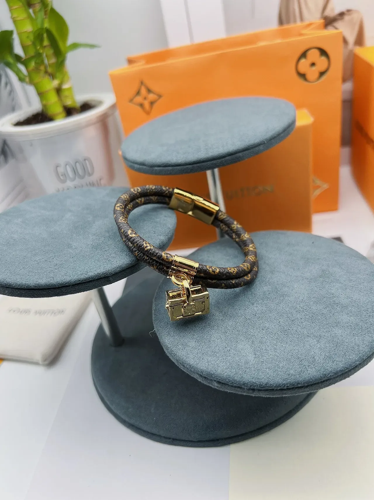 Pulsera Louis Vuitton Petite Malle Marrón Dorado Trenzada Monograma Cuero Hardware 7