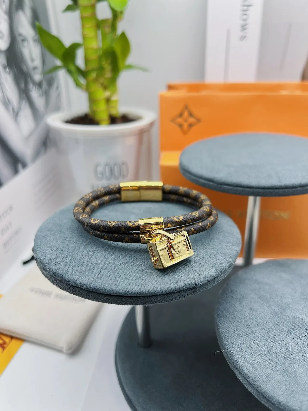 Pulsera Louis Vuitton Petite Malle Marrón Dorado Trenzada Monograma Cuero Hardware 8