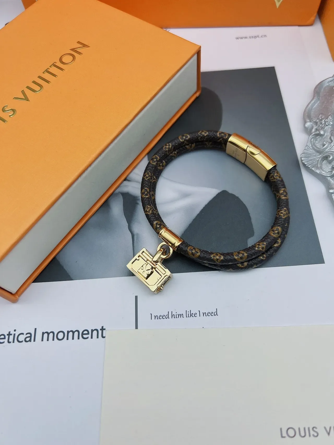 Pulsera Louis Vuitton Petite Malle Marrón Dorado Trenzada Monograma Cuero Hardware 9