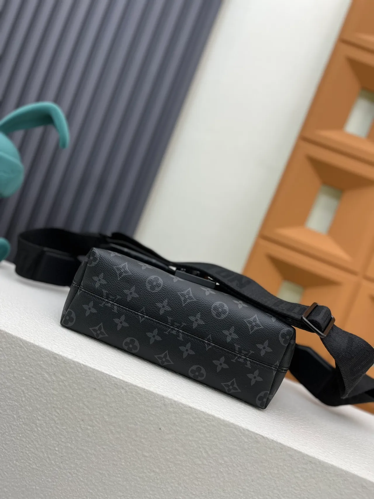 Louis Vuitton Pochette Metis Black Gray Monogram-Coated Canvas Structured Rectangular Messenger Bag 3