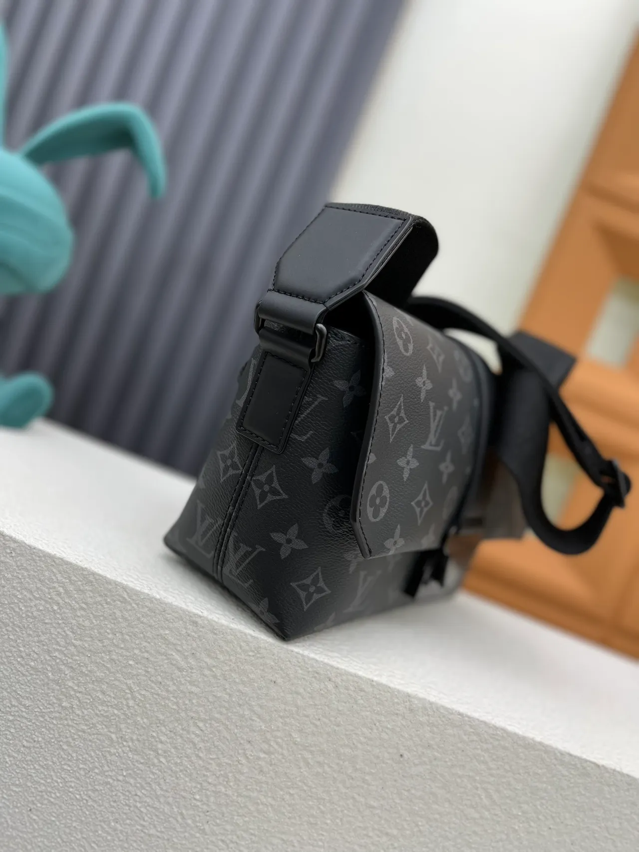 Louis Vuitton Pochette Metis Black Gray Monogram-Coated Canvas Structured Rectangular Messenger Bag 4