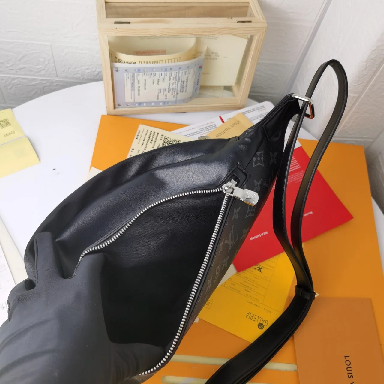 Louis Vuitton Pochette Metis Preto Cinza Lona Monogramada Recoberta Impressão Tonal Bolsa Cinturão de Moda 2