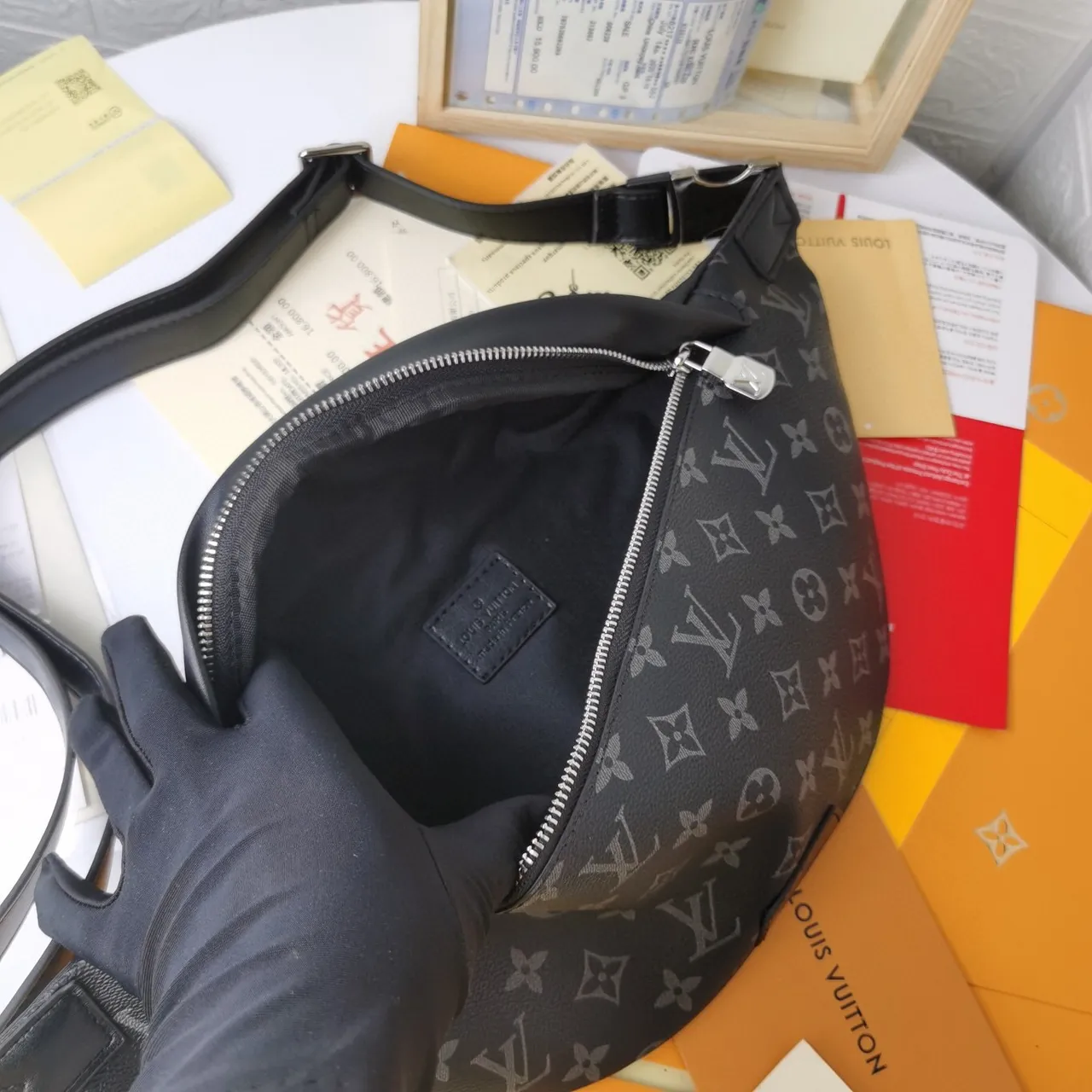 Louis Vuitton Pochette Metis Preto Cinza Lona Monogramada Recoberta Impressão Tonal Bolsa Cinturão de Moda 3