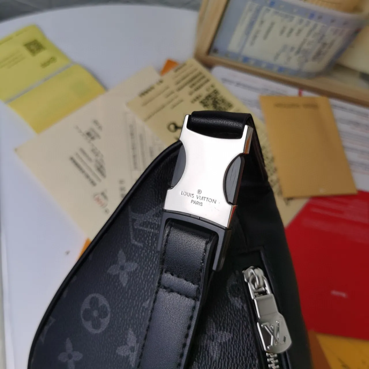 Louis Vuitton Pochette Metis Preto Cinza Lona Monogramada Recoberta Impressão Tonal Bolsa Cinturão de Moda 4