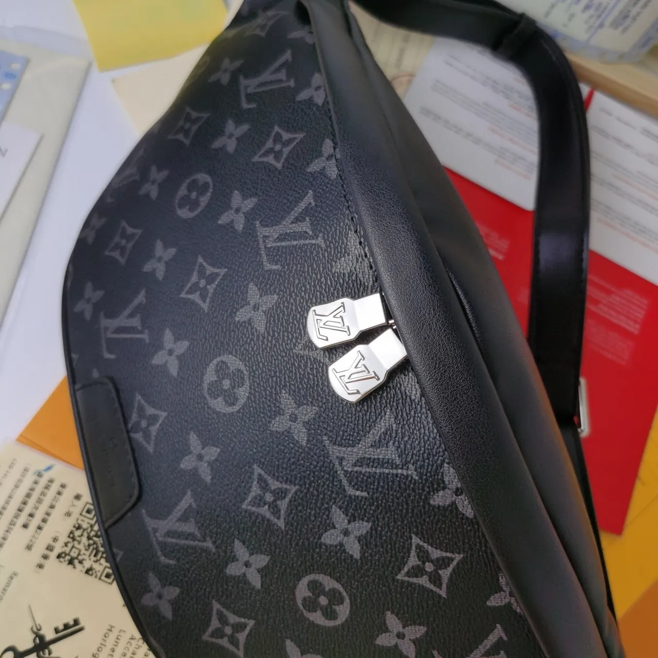 Louis Vuitton Pochette Metis Preto Cinza Lona Monogramada Recoberta Impressão Tonal Bolsa Cinturão de Moda 6