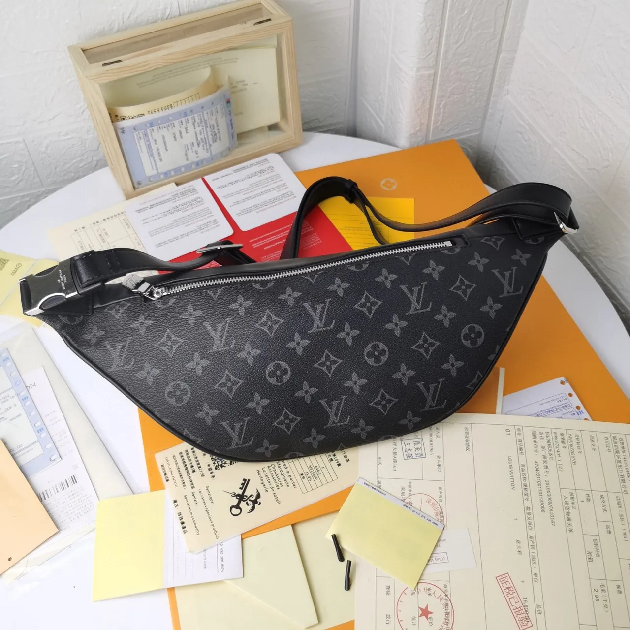 Louis Vuitton Pochette Metis Preto Cinza Lona Monogramada Recoberta Impressão Tonal Bolsa Cinturão de Moda 8