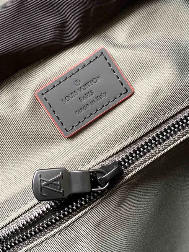 Louis Vuitton Run Away Noir Gris Toile imprimée monogramme Cordon cinch Détail Sac à dos casual 2