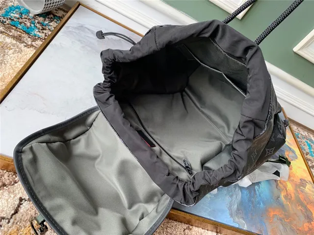 Louis Vuitton Run Away Noir Gris Toile imprimée monogramme Cordon cinch Détail Sac à dos casual 3