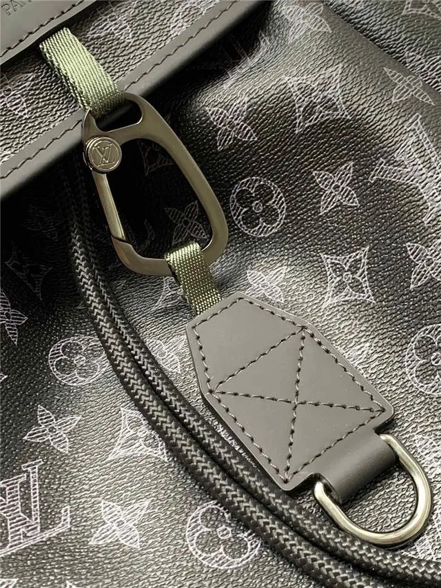 Louis Vuitton Run Away Noir Gris Toile imprimée monogramme Cordon cinch Détail Sac à dos casual 4