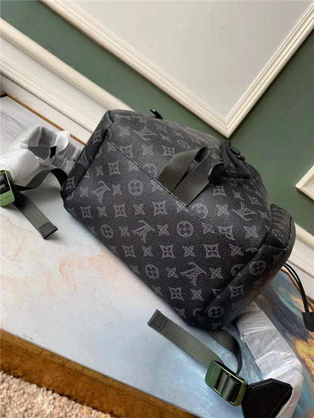 Louis Vuitton Run Away Noir Gris Toile imprimée monogramme Cordon cinch Détail Sac à dos casual 5
