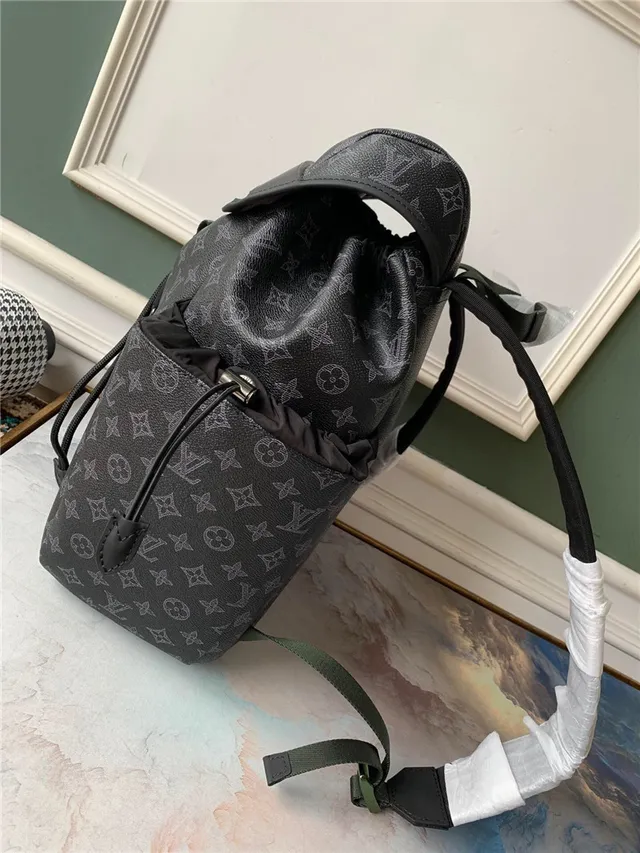 Louis Vuitton Run Away Noir Gris Toile imprimée monogramme Cordon cinch Détail Sac à dos casual 8