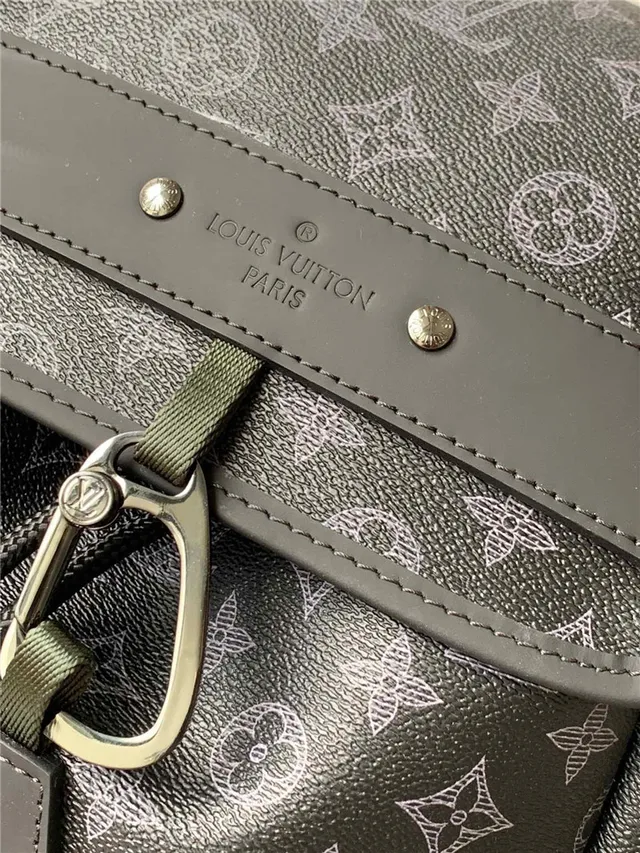 Louis Vuitton Run Away Noir Gris Toile imprimée monogramme Cordon cinch Détail Sac à dos casual 9