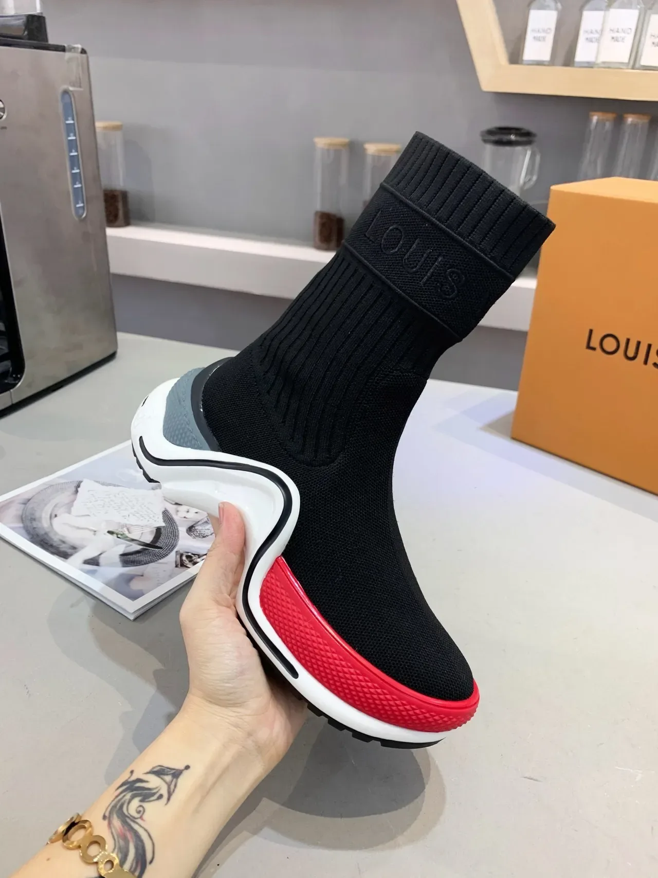 Louis Vuitton Run Away Black White Red tênis lifestyle 2