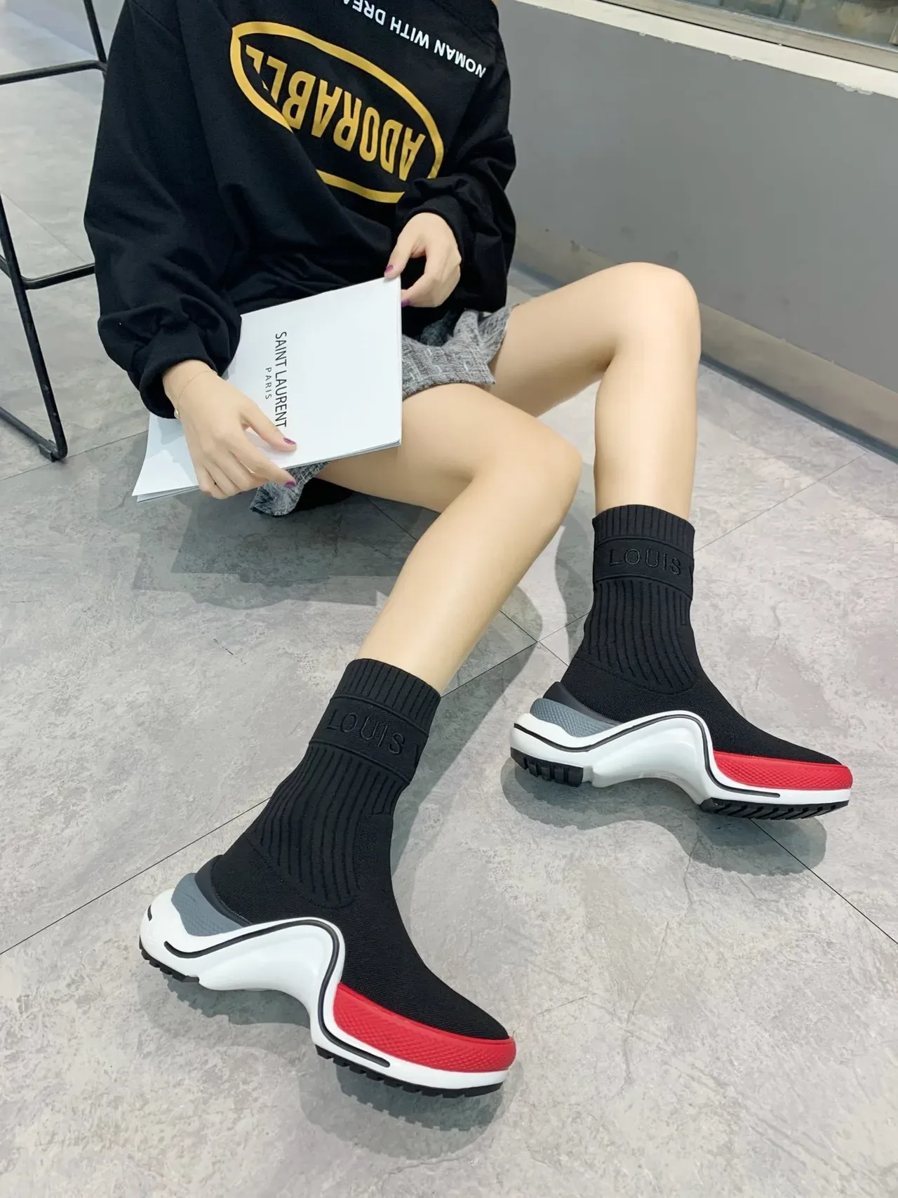 Louis Vuitton Run Away Black White Red tênis lifestyle 3