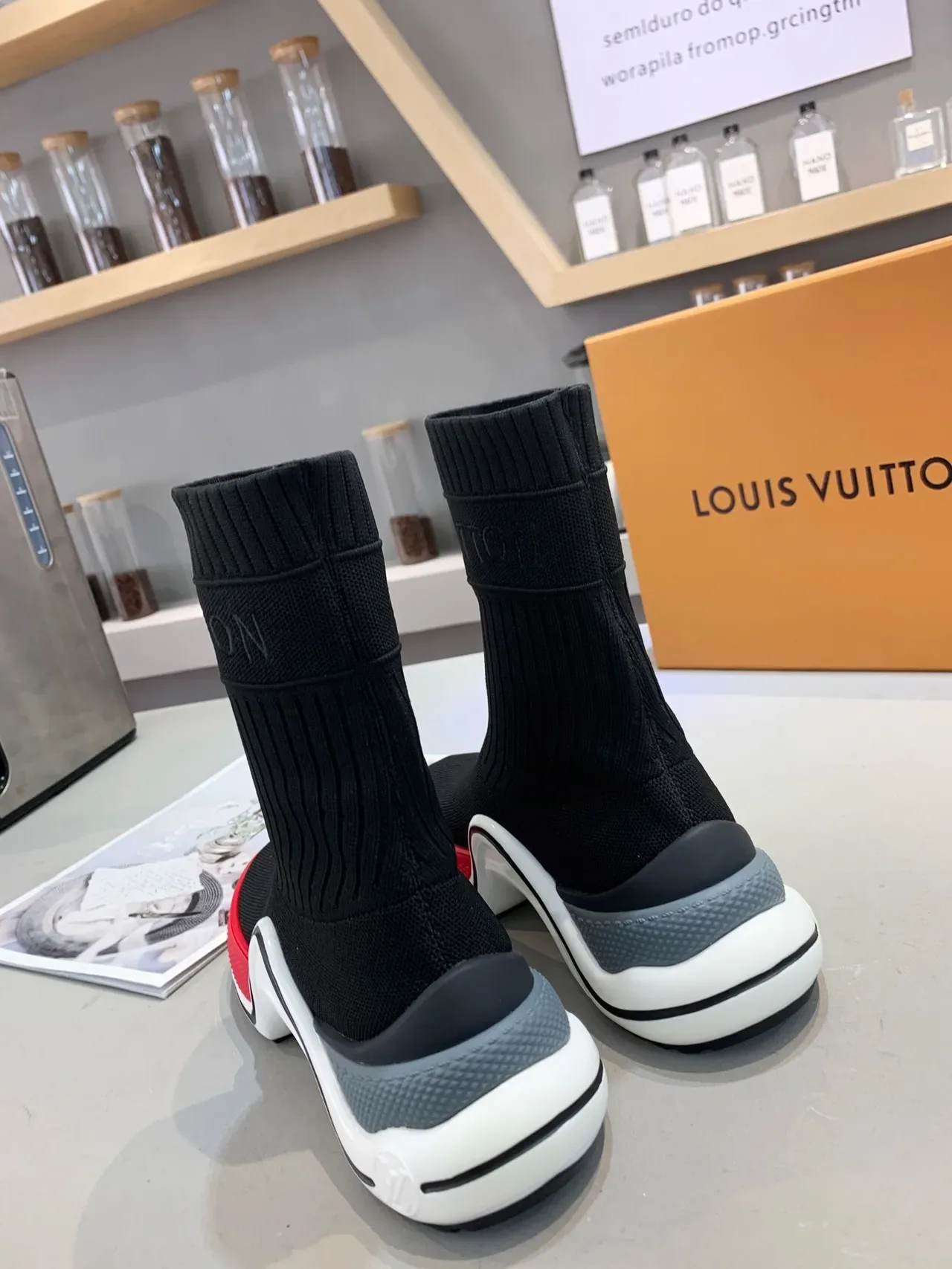 Louis Vuitton Run Away Black White Red tênis lifestyle 5
