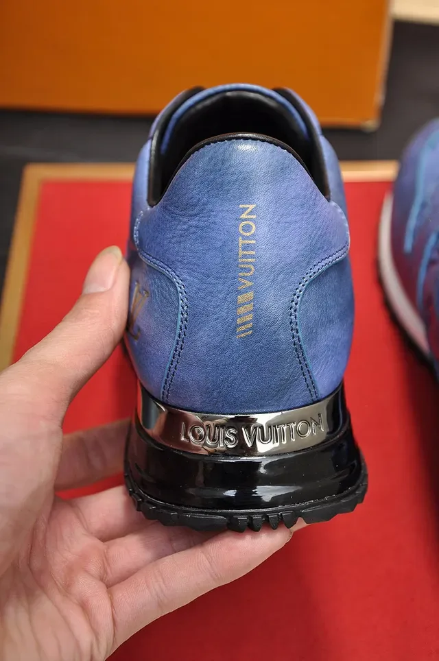 Louis Vuitton Run Away Chaussures lifestyle bleues avec monogramme embossé 2