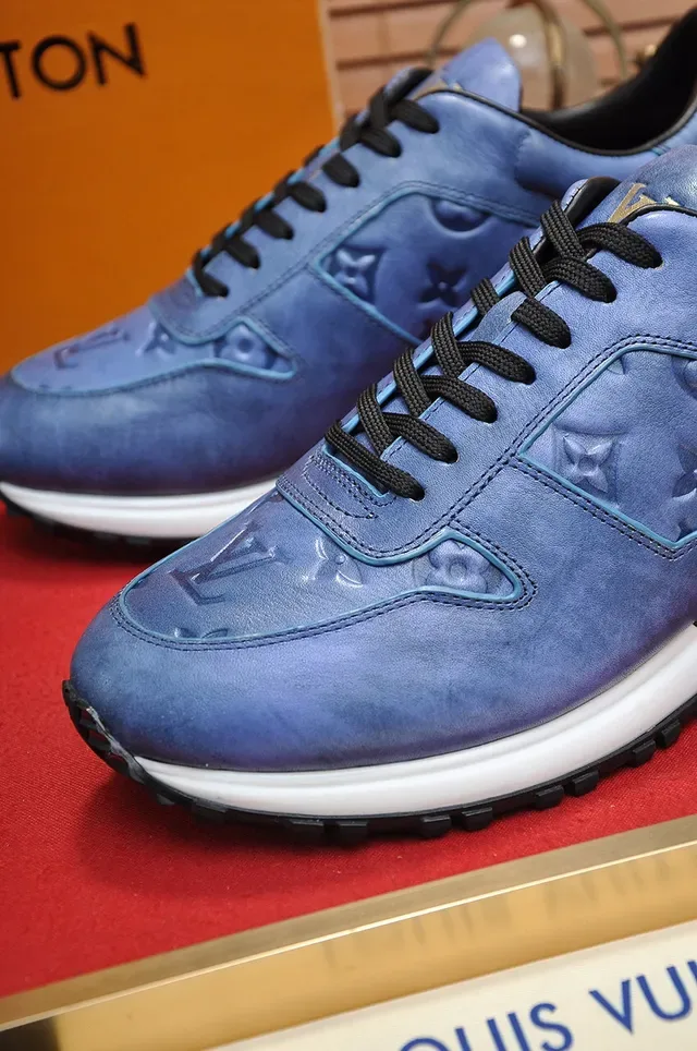 Louis Vuitton Run Away Chaussures lifestyle bleues avec monogramme embossé 3