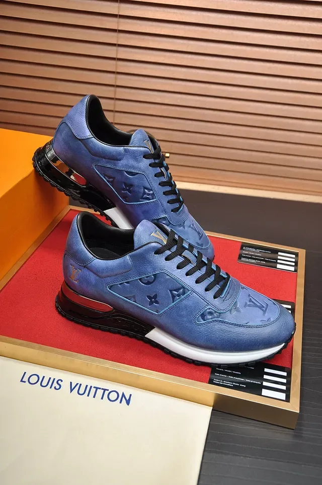 Louis Vuitton Run Away Chaussures lifestyle bleues avec monogramme embossé 5