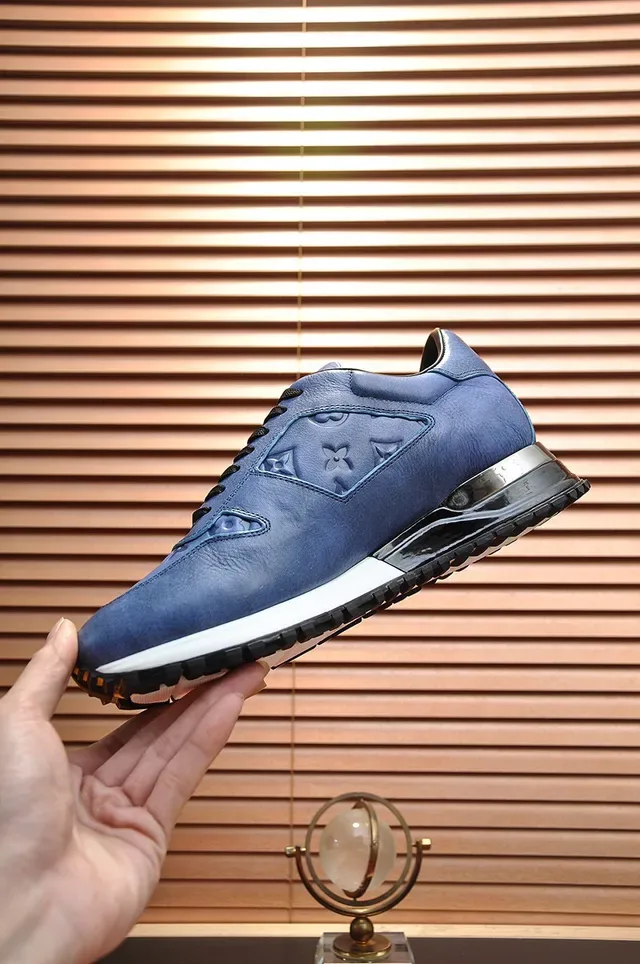 Louis Vuitton Run Away Chaussures lifestyle bleues avec monogramme embossé 6