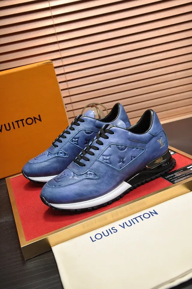Louis Vuitton Run Away Chaussures lifestyle bleues avec monogramme embossé 7