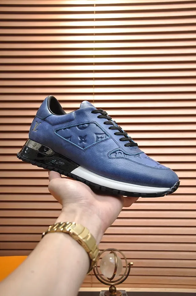 Louis Vuitton Run Away Chaussures lifestyle bleues avec monogramme embossé 9