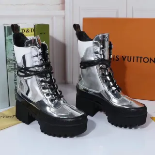Louis Vuitton Run Away मेटेलिक सिल्वर एंक्ल बूट्स