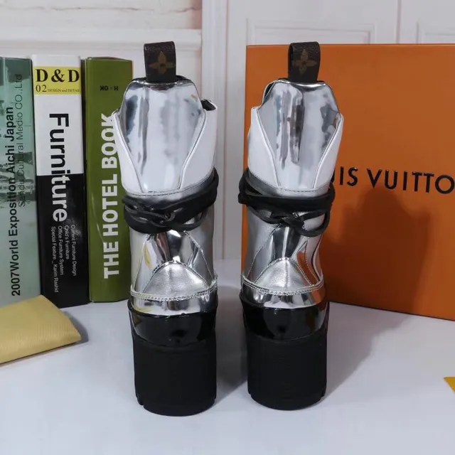 Louis Vuitton Run Away मेटेलिक सिल्वर एंक्ल बूट्स 2