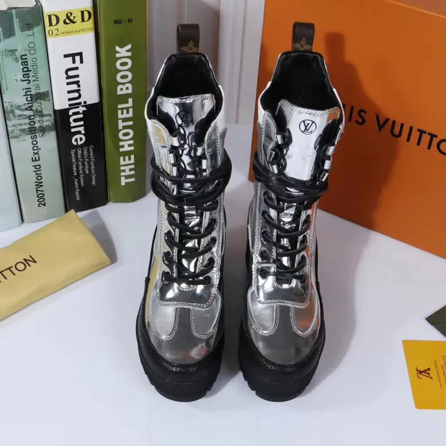 Louis Vuitton Run Away मेटेलिक सिल्वर एंक्ल बूट्स 3