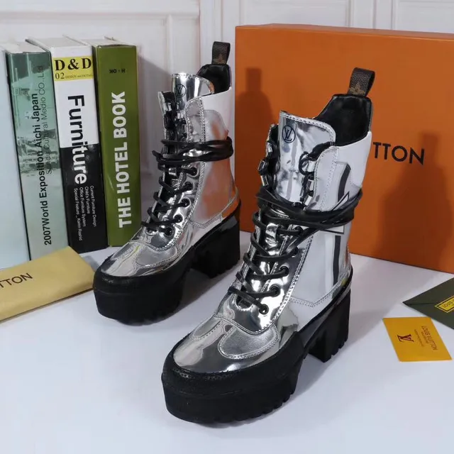 Louis Vuitton Run Away मेटेलिक सिल्वर एंक्ल बूट्स 4