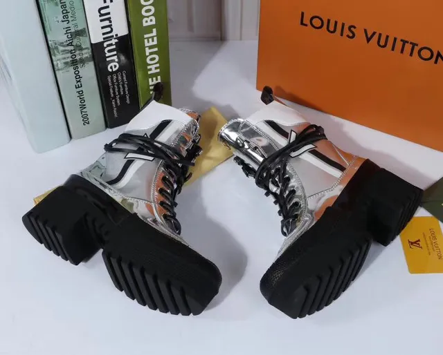 Louis Vuitton Run Away मेटेलिक सिल्वर एंक्ल बूट्स 5