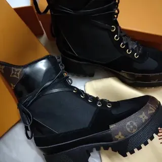 लुई विट्टोन Run Away Monogram Canvas और Patent Leather Ankle Boots