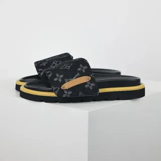 Louis Vuitton Run Away Monogram Canvas أسود و خردل نعال