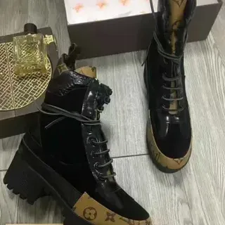 Louis Vuitton Run Away Monogram रबर टो प्लेटफॉर्म एंक्ल बूट्स