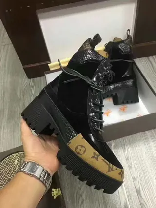Louis Vuitton Run Away Monogram রাবার টো প্ল্যাটফর্ম এনকেল বুট 2