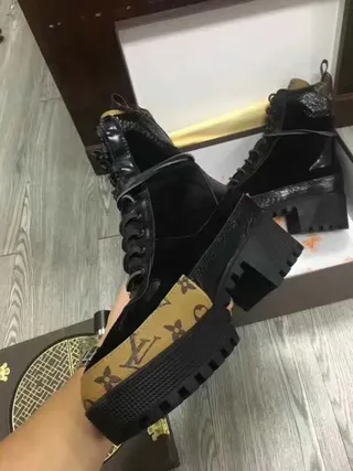 Louis Vuitton Run Away Monogram রাবার টো প্ল্যাটফর্ম এনকেল বুট 5