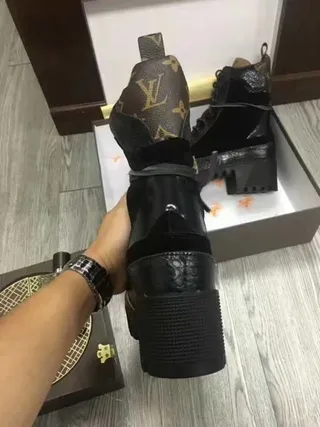 Louis Vuitton Run Away Monogram রাবার টো প্ল্যাটফর্ম এনকেল বুট 9