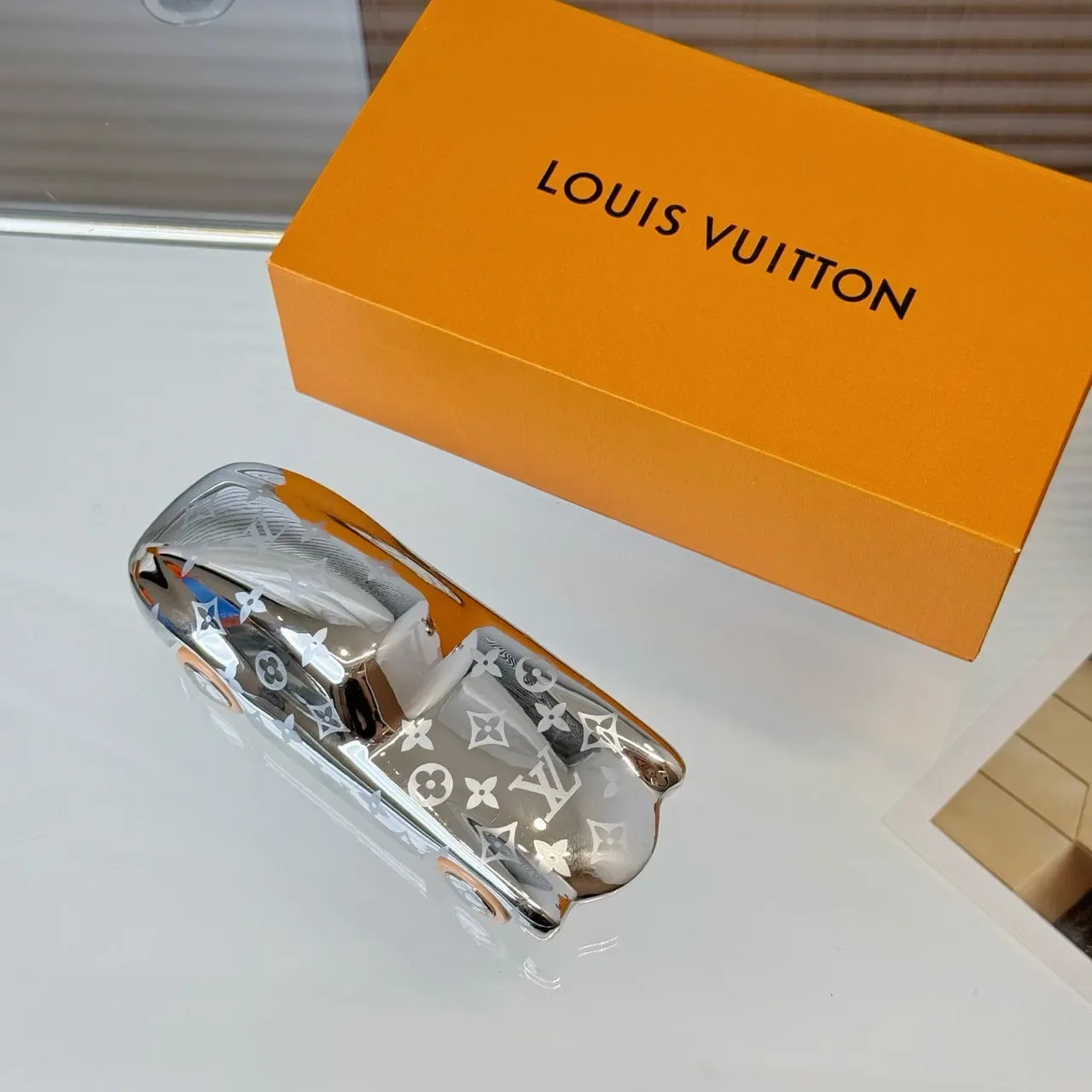 Louis Vuitton Sac à main Argent Beige Finition Métallique Gravé Motif Monogramme 6